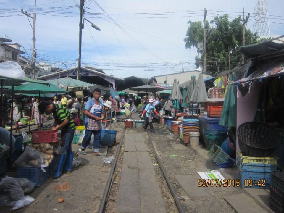 ตลาดเช้าริมทางรถไฟที่มหาชัย