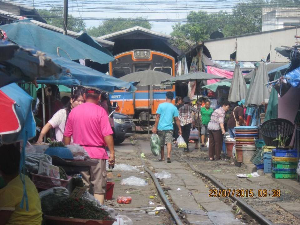 ตลาดเช้าริมทางรถไฟที่มหาชัย