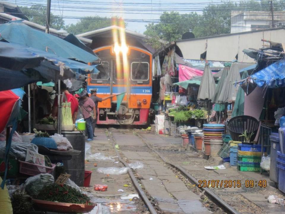 ตลาดเช้าริมทางรถไฟที่มหาชัย