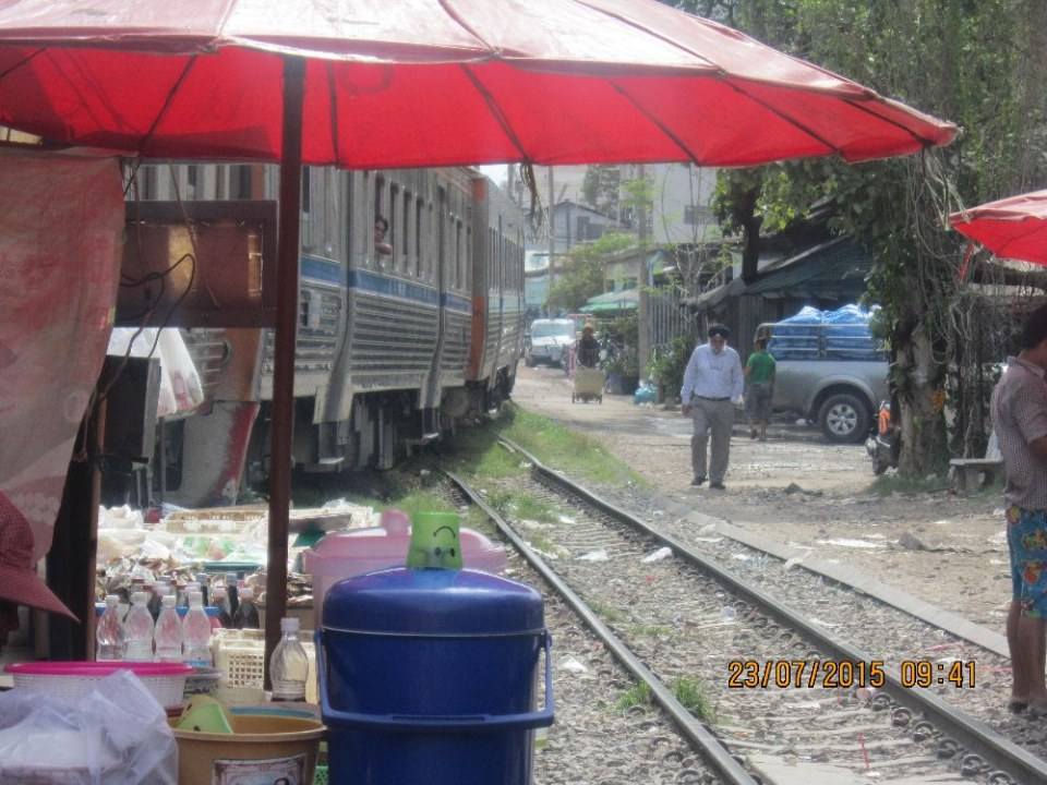 ตลาดเช้าริมทางรถไฟที่มหาชัย