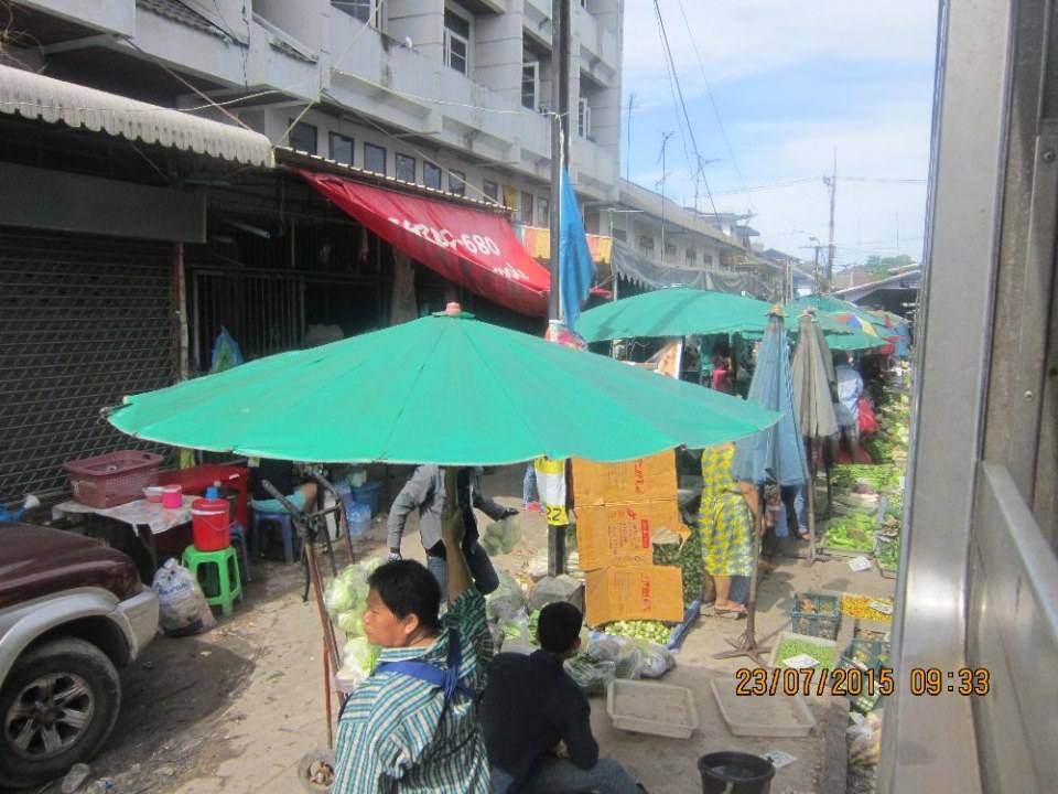 ตลาดเช้าริมทางรถไฟที่มหาชัย