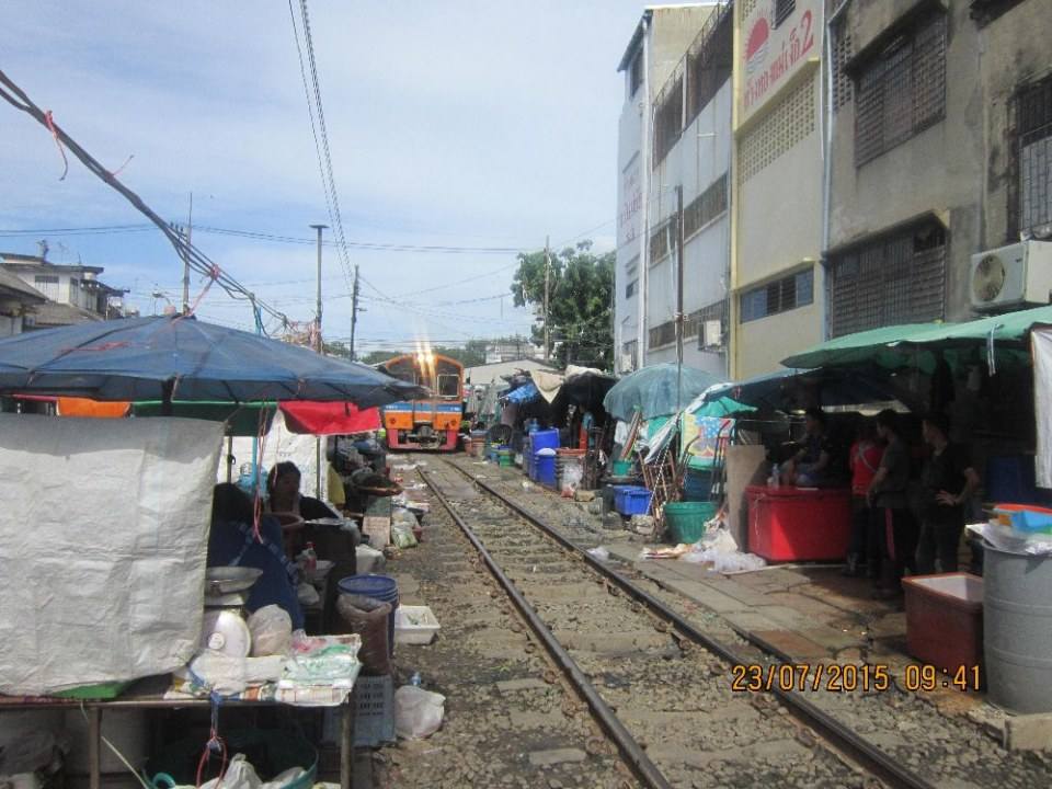 ตลาดเช้าริมทางรถไฟที่มหาชัย