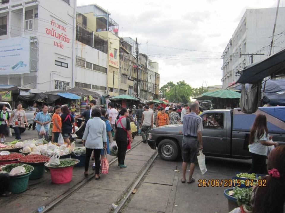ตลาดเช้าริมทางรถไฟที่มหาชัย