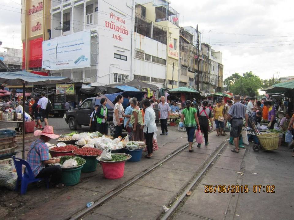 ตลาดเช้าริมทางรถไฟที่มหาชัย