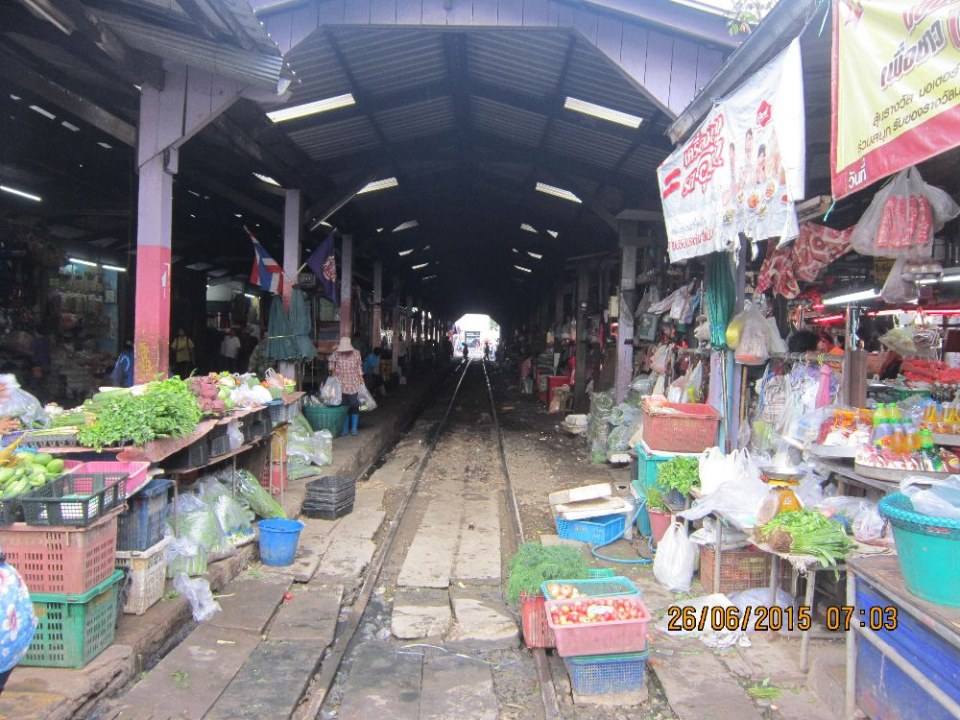 ตลาดเช้าริมทางรถไฟที่มหาชัย