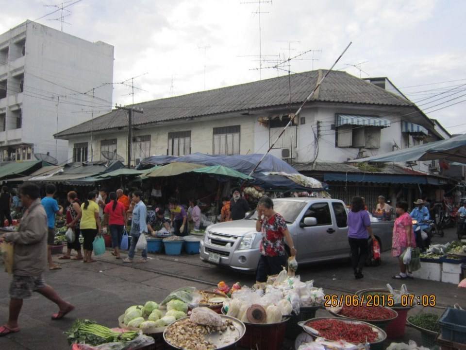 ตลาดเช้าริมทางรถไฟที่มหาชัย