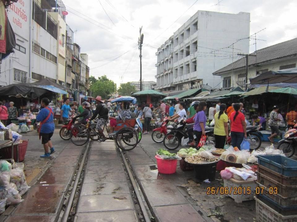 ตลาดเช้าริมทางรถไฟที่มหาชัย