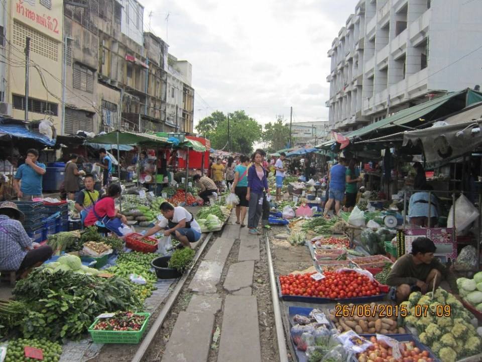 ตลาดเช้าริมทางรถไฟที่มหาชัย