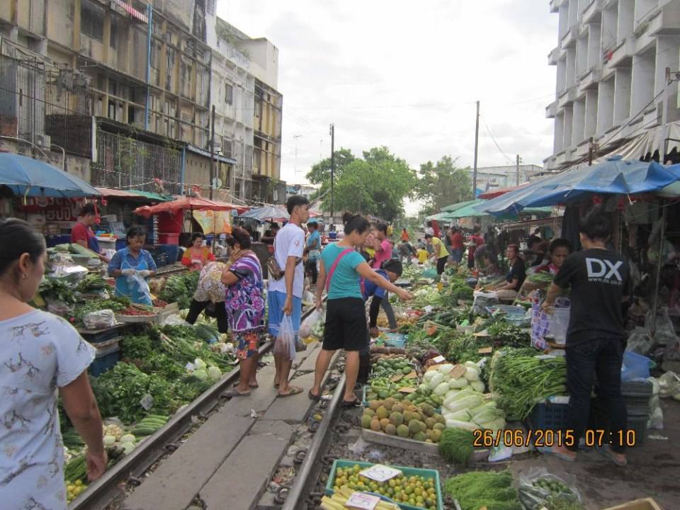 ตลาดเช้าริมทางรถไฟที่มหาชัย
