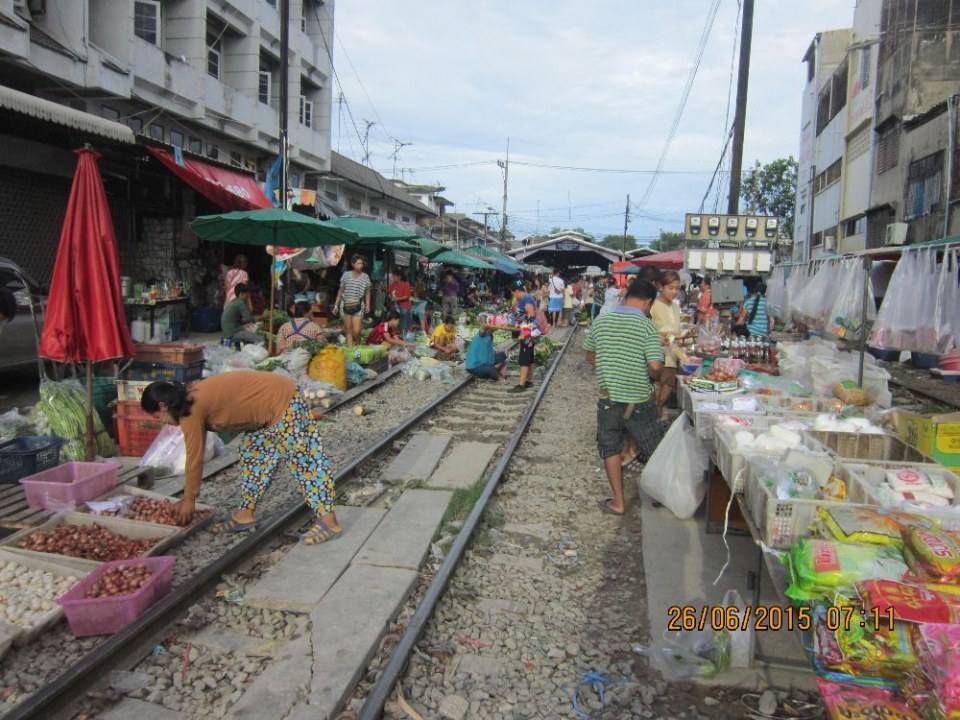 ตลาดเช้าริมทางรถไฟที่มหาชัย