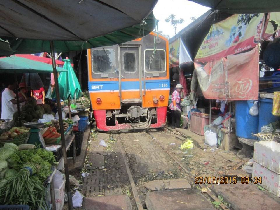 ตลาดเช้าริมทางรถไฟที่มหาชัย