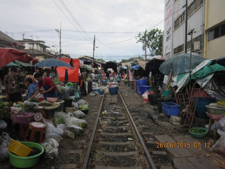 ตลาดเช้าริมทางรถไฟที่มหาชัย
