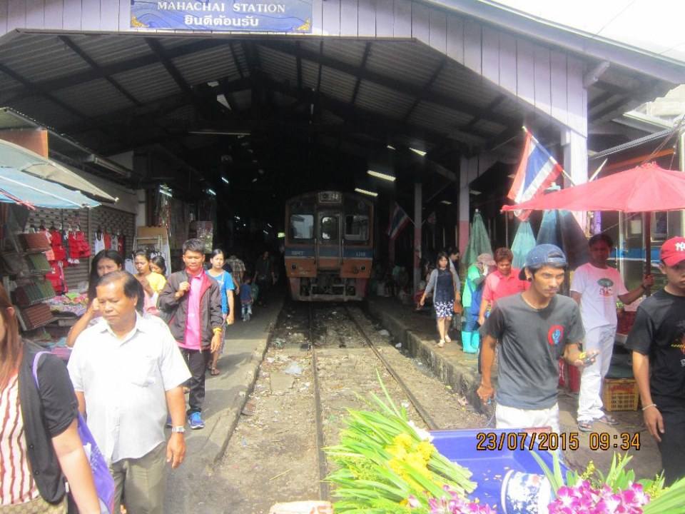 ตลาดเช้าริมทางรถไฟที่มหาชัย