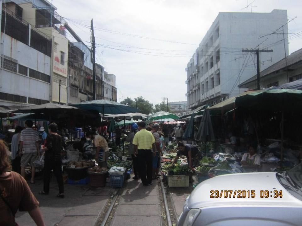 ตลาดเช้าริมทางรถไฟที่มหาชัย