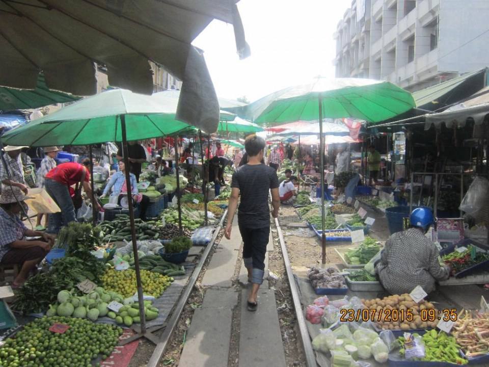 ตลาดเช้าริมทางรถไฟที่มหาชัย