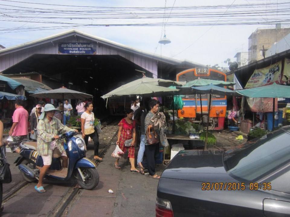 ตลาดเช้าริมทางรถไฟที่มหาชัย