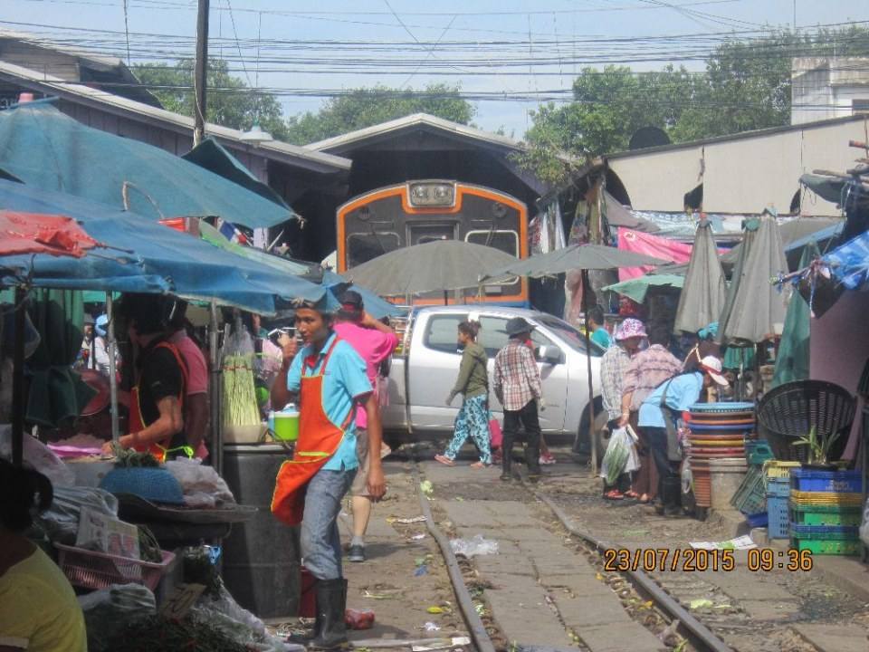 ตลาดเช้าริมทางรถไฟที่มหาชัย