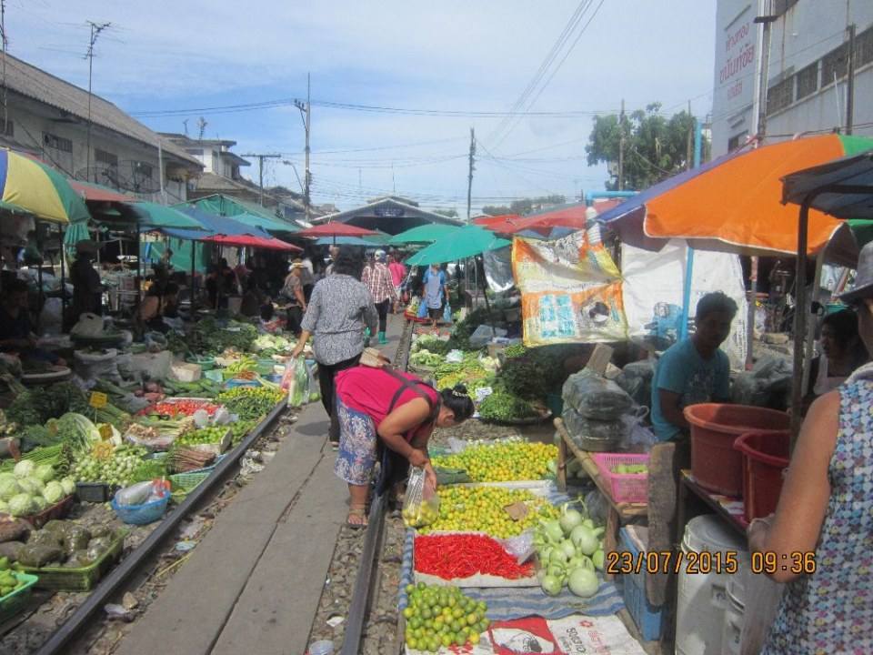 ตลาดเช้าริมทางรถไฟที่มหาชัย