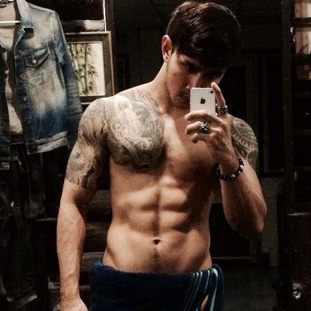 เห้นหนวดกับรอยสัก....ฟินอ่ะ
