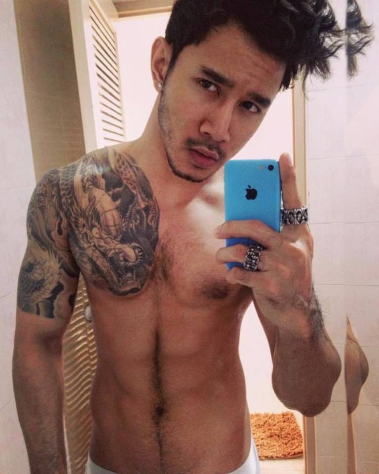 เห้นหนวดกับรอยสัก....ฟินอ่ะ