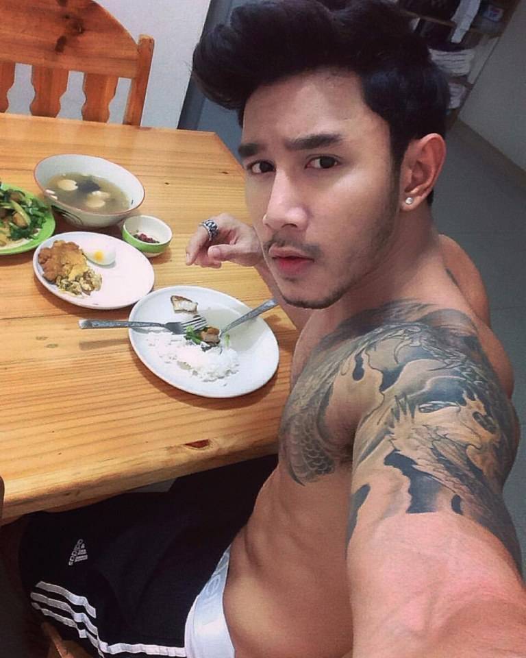 เห้นหนวดกับรอยสัก....ฟินอ่ะ