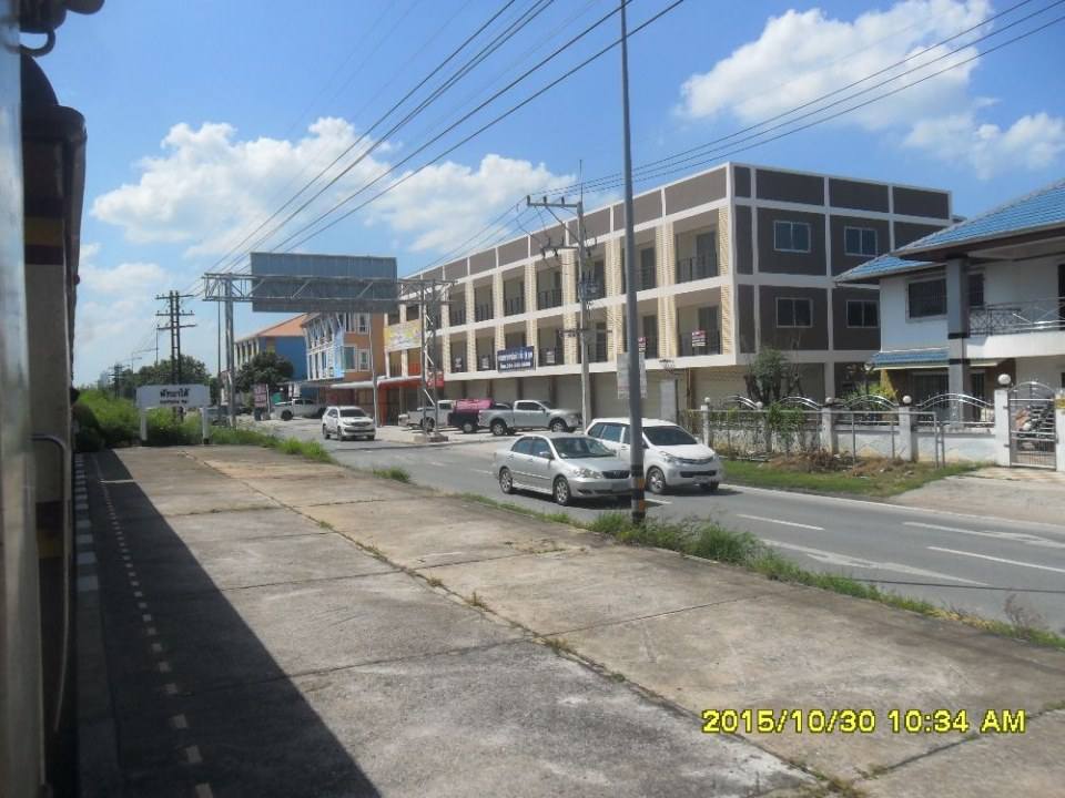 ริมทางรถไฟสายบ้านพลูตาหลวง