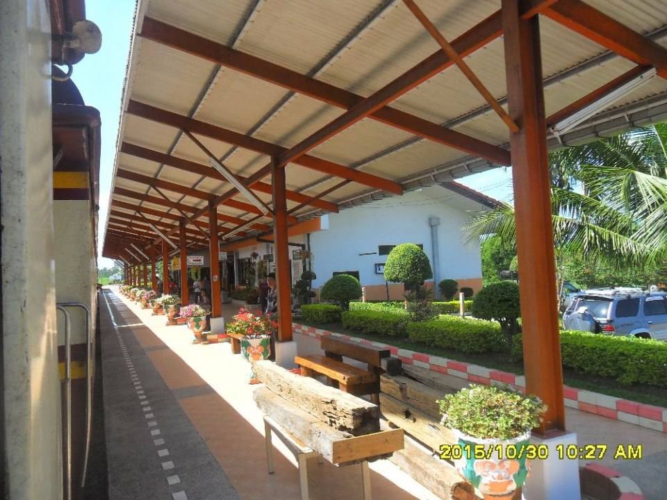 ริมทางรถไฟสายบ้านพลูตาหลวง