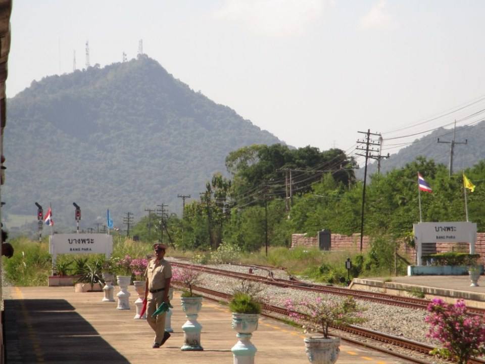 ริมทางรถไฟสายบ้านพลูตาหลวง