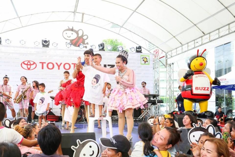 ตุ๊กกี้ ชิงร้อยชิงล้าน ที่โตโยต้าบัสส์ สาขาพระราม 2