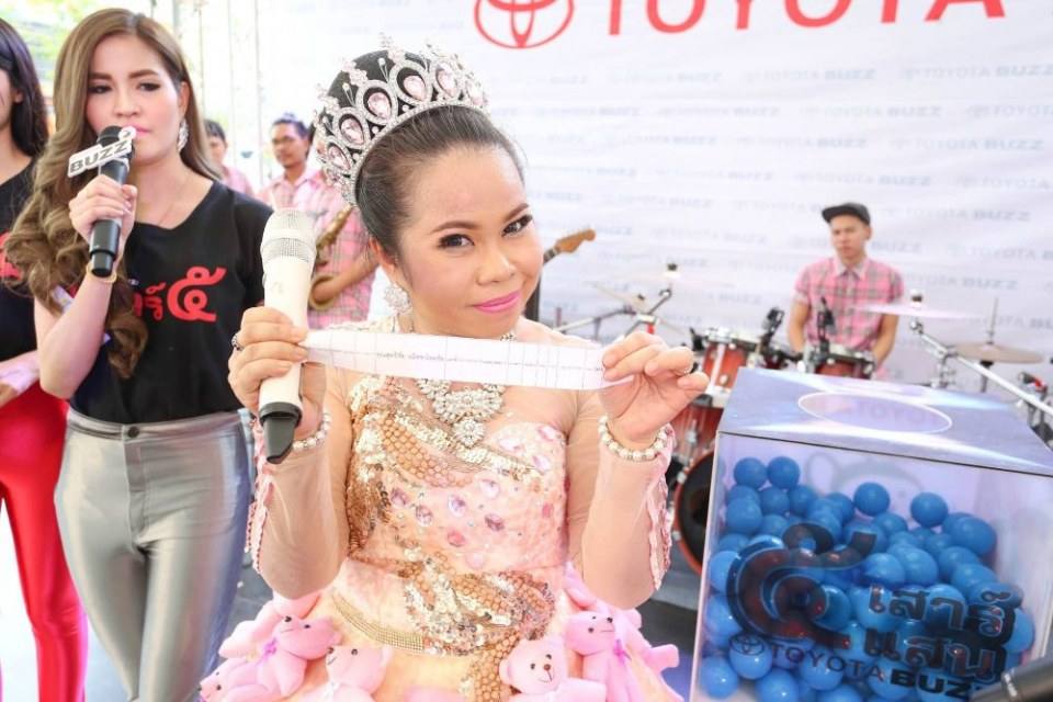 ตุ๊กกี้ ชิงร้อยชิงล้าน ที่โตโยต้าบัสส์ สาขาพระราม 2