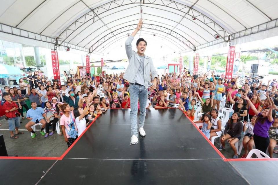 เคน ภูภูมิ ที่ โตโยต้าบัสส์ สาขาเพชรเกษม 88
