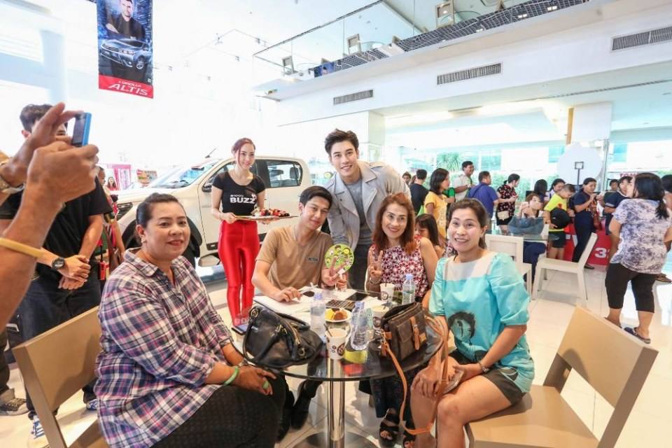 เคน ภูภูมิ ที่ โตโยต้าบัสส์ สาขาเพชรเกษม 88