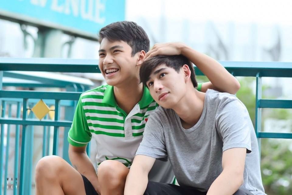 คู่จิ้น หรือ คู่จิ้ม เนี่ย ใกล้กันไม่ได้ เดี๋ยวกอดเดี๋ยวซบกันตลอด..งง!!