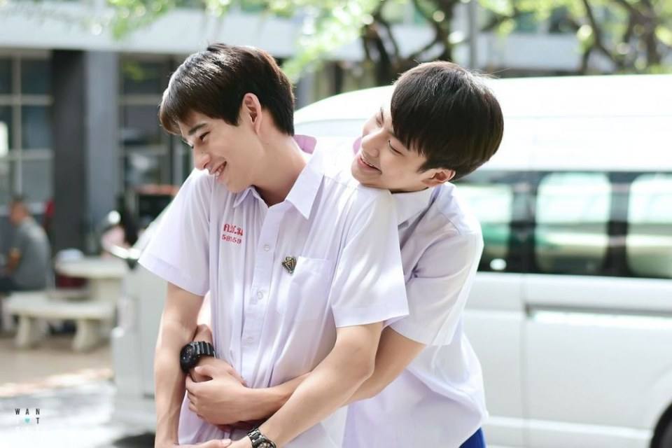 คู่จิ้น หรือ คู่จิ้ม เนี่ย ใกล้กันไม่ได้ เดี๋ยวกอดเดี๋ยวซบกันตลอด..งง!!