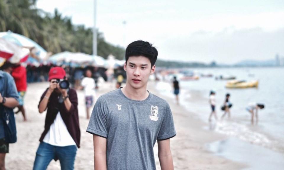 เด็กที่ไหนหลงทางมาเนี่ย แวะดื่มน้ำบ้านเราก่อนสิ่