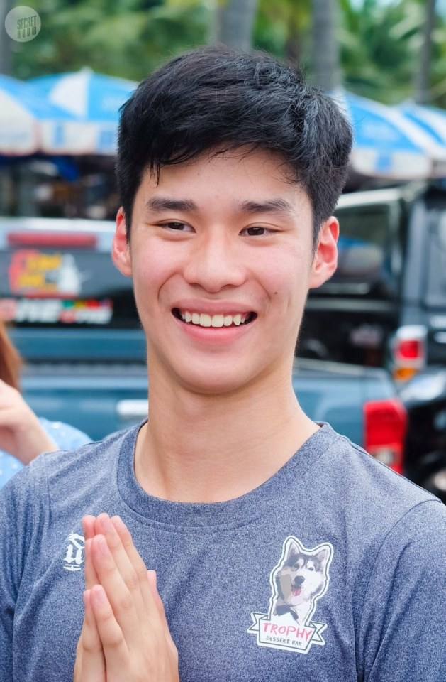 เด็กที่ไหนหลงทางมาเนี่ย แวะดื่มน้ำบ้านเราก่อนสิ่