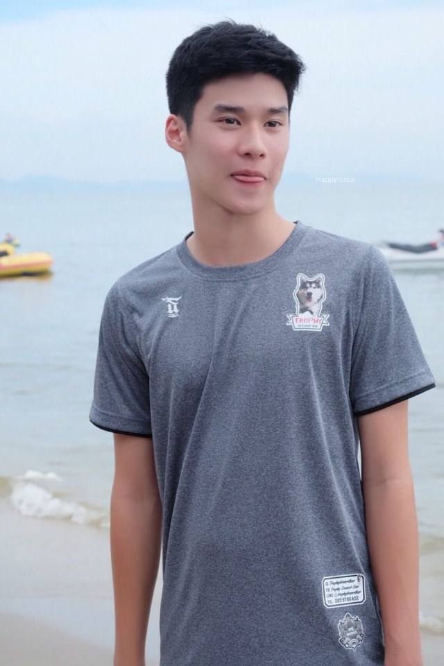 เด็กที่ไหนหลงทางมาเนี่ย แวะดื่มน้ำบ้านเราก่อนสิ่