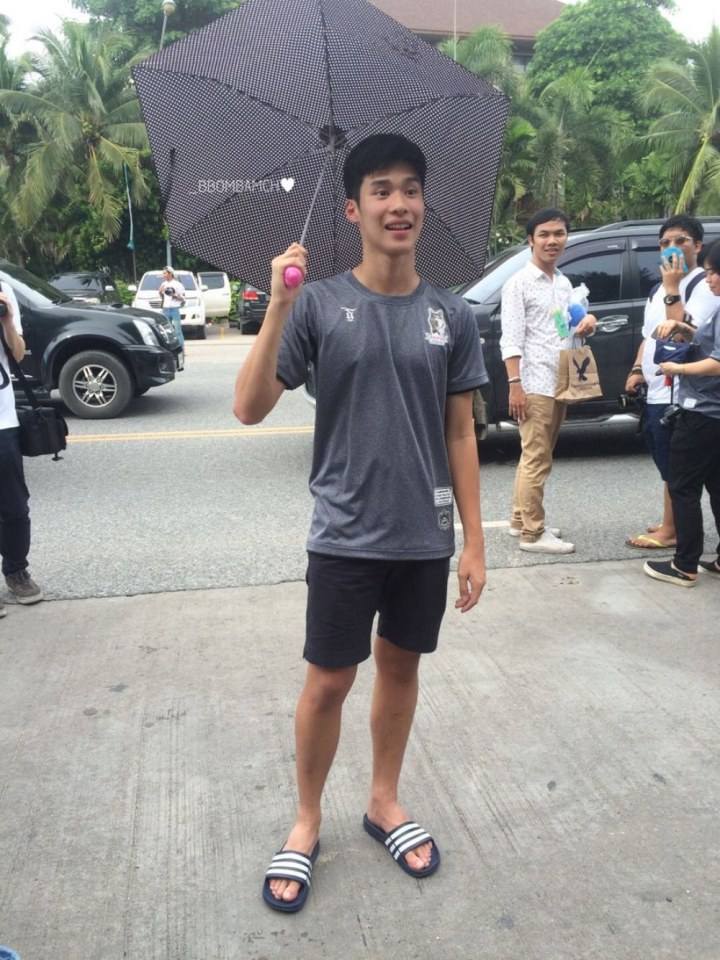 เด็กที่ไหนหลงทางมาเนี่ย แวะดื่มน้ำบ้านเราก่อนสิ่