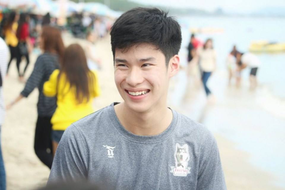 เด็กที่ไหนหลงทางมาเนี่ย แวะดื่มน้ำบ้านเราก่อนสิ่