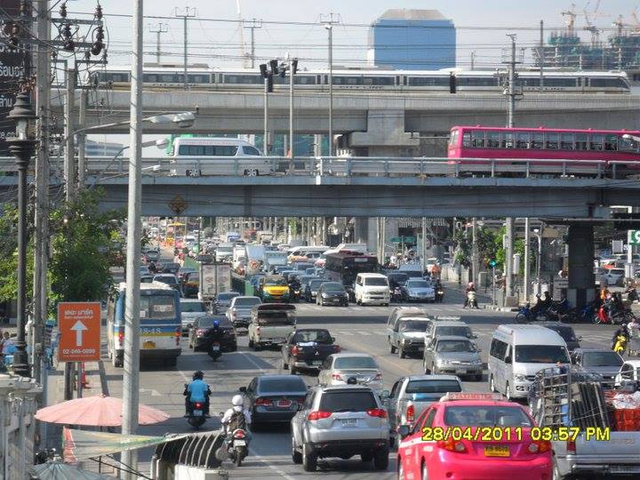 ถนนอโศก ย่านธุรกิจและบันเทิง ใจกลาง สุขุมวิท บางกอก