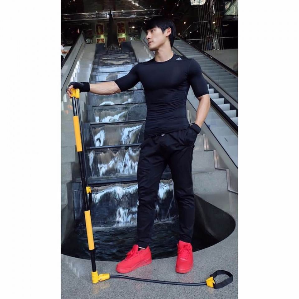 หนุ่มหล่อตามไอจี