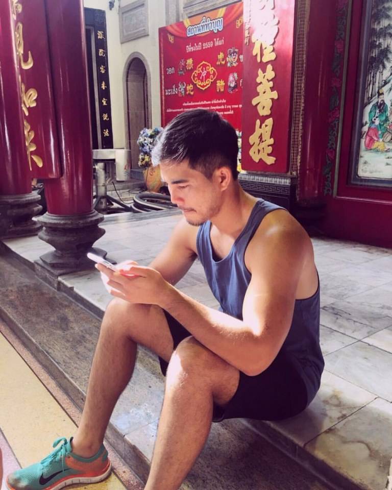 หนุ่มหล่อตามไอจี