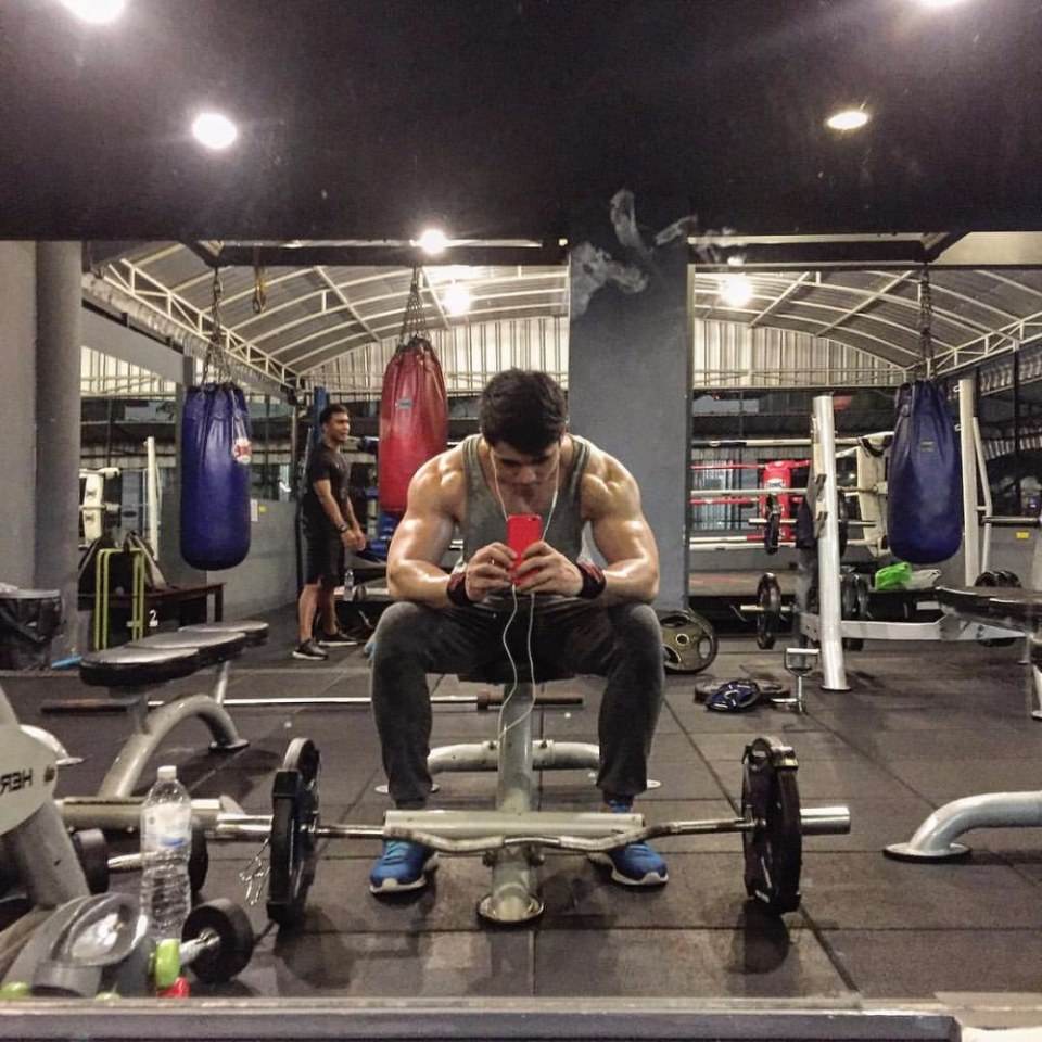 หนุ่มหล่อตามไอจี