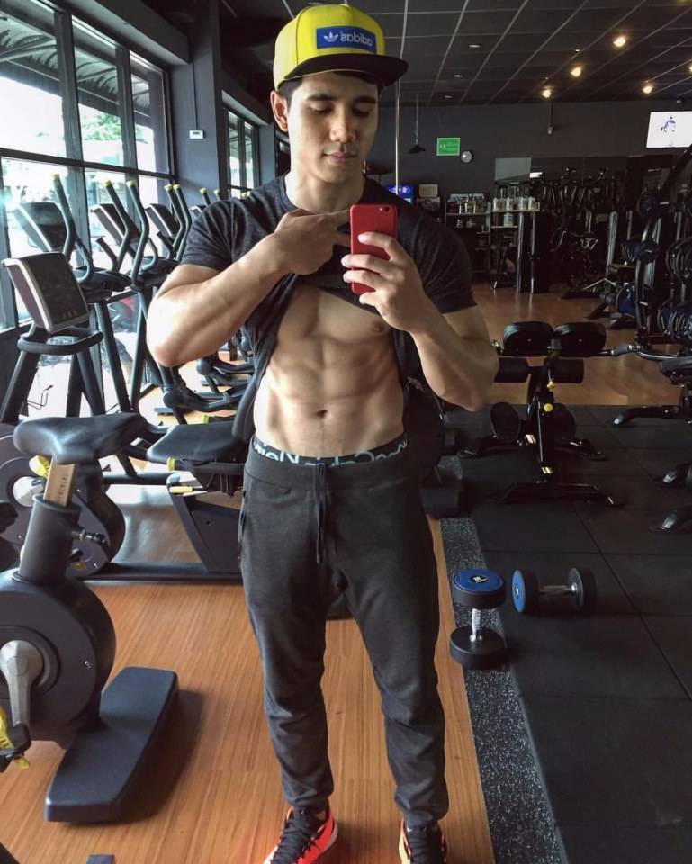 หนุ่มหล่อตามไอจี