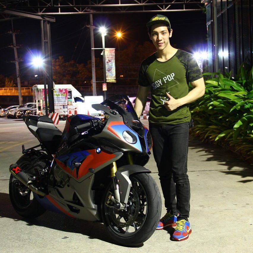 หนุ่มหล่อตามไอจี