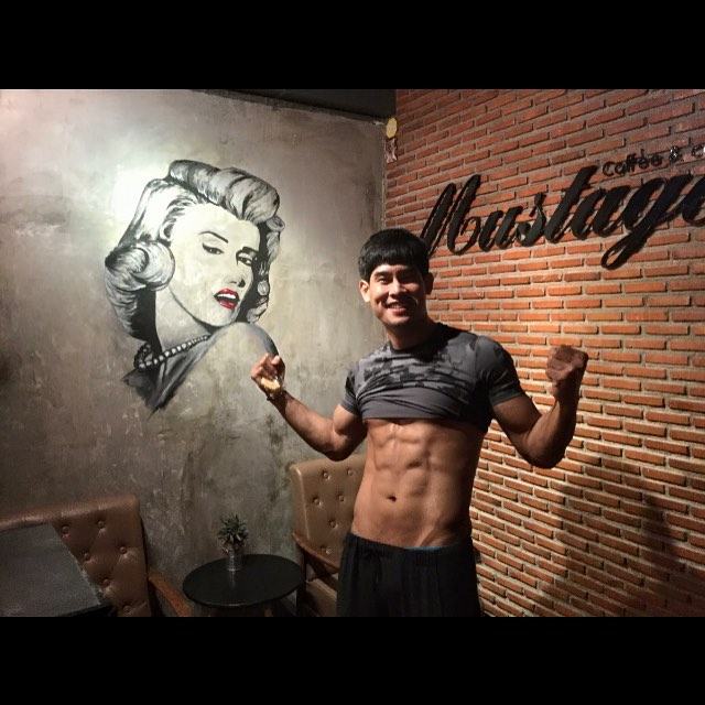 หนุ่มหล่อตามไอจี