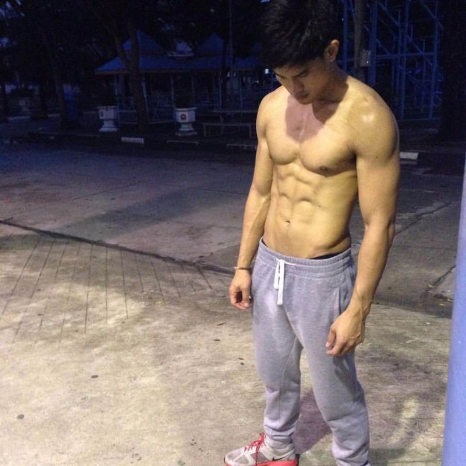 หนุ่มหล่อตามไอจี