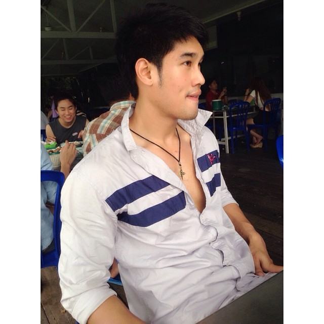 หนุ่มหล่อตามไอจี