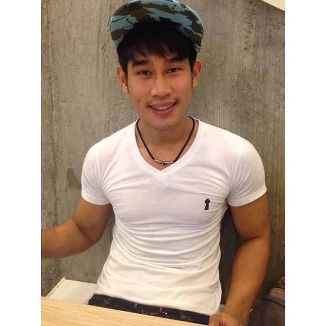 หนุ่มหล่อตามไอจี