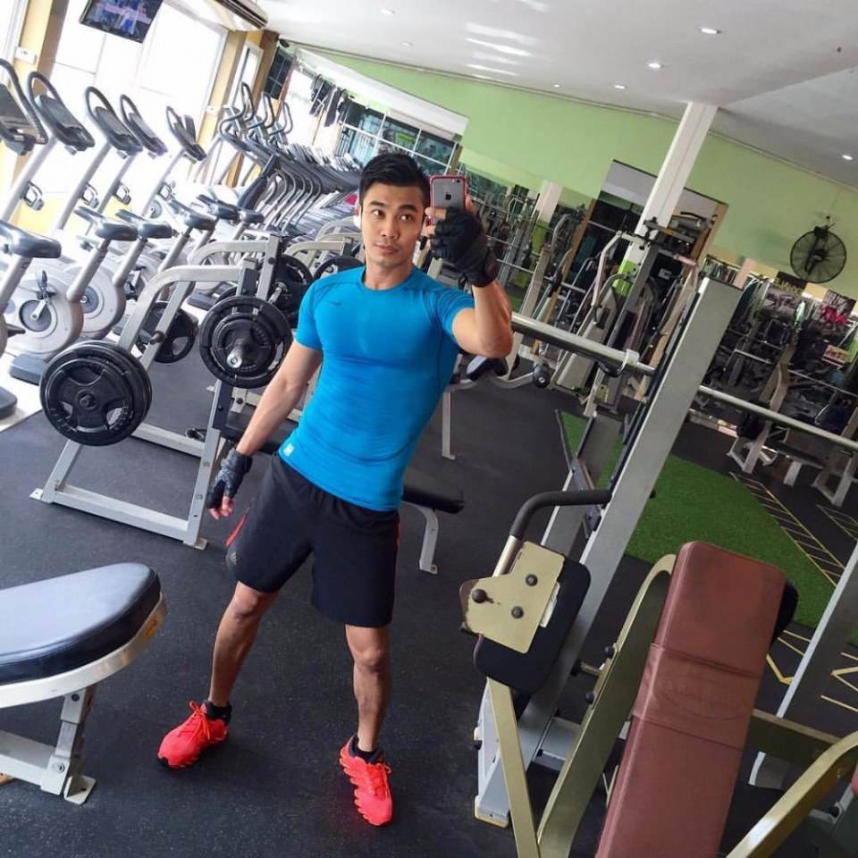 หนุ่มหล่อตามไอจี